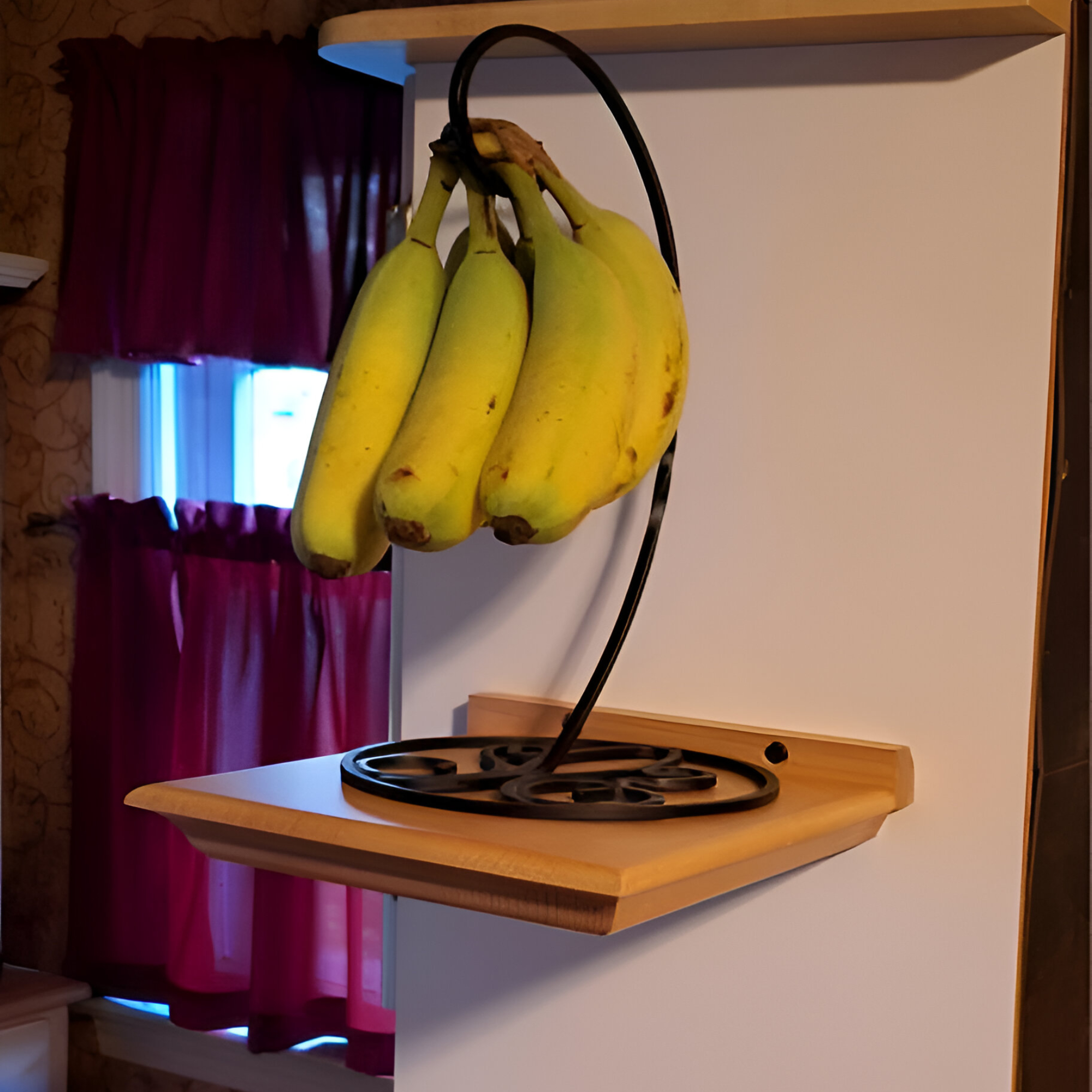 Étagère en bois dans une cuisine